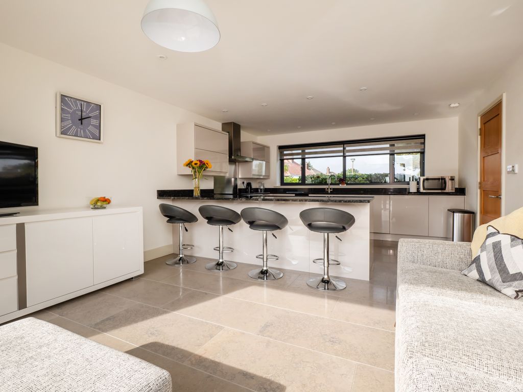 Property photo 3 of 22 1Baldwinclose-35