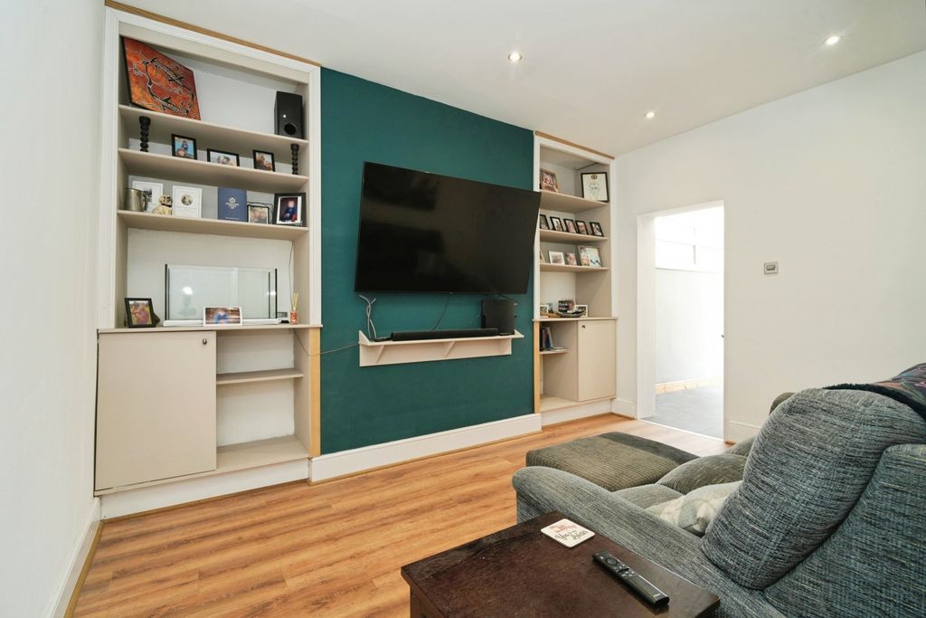 Property photo 3 of 17 Pbox-Img.Jpg