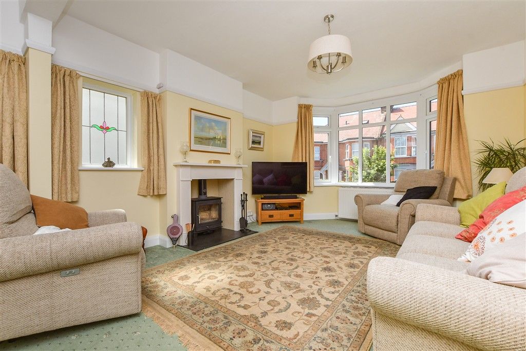 Property photo 3 of 16 Lounge