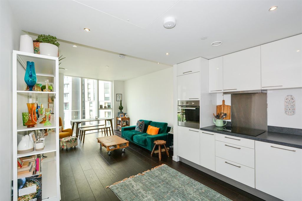 Property photo 3 of 12 Flat 903, 155 Wandsworth Road  (1).Jpg