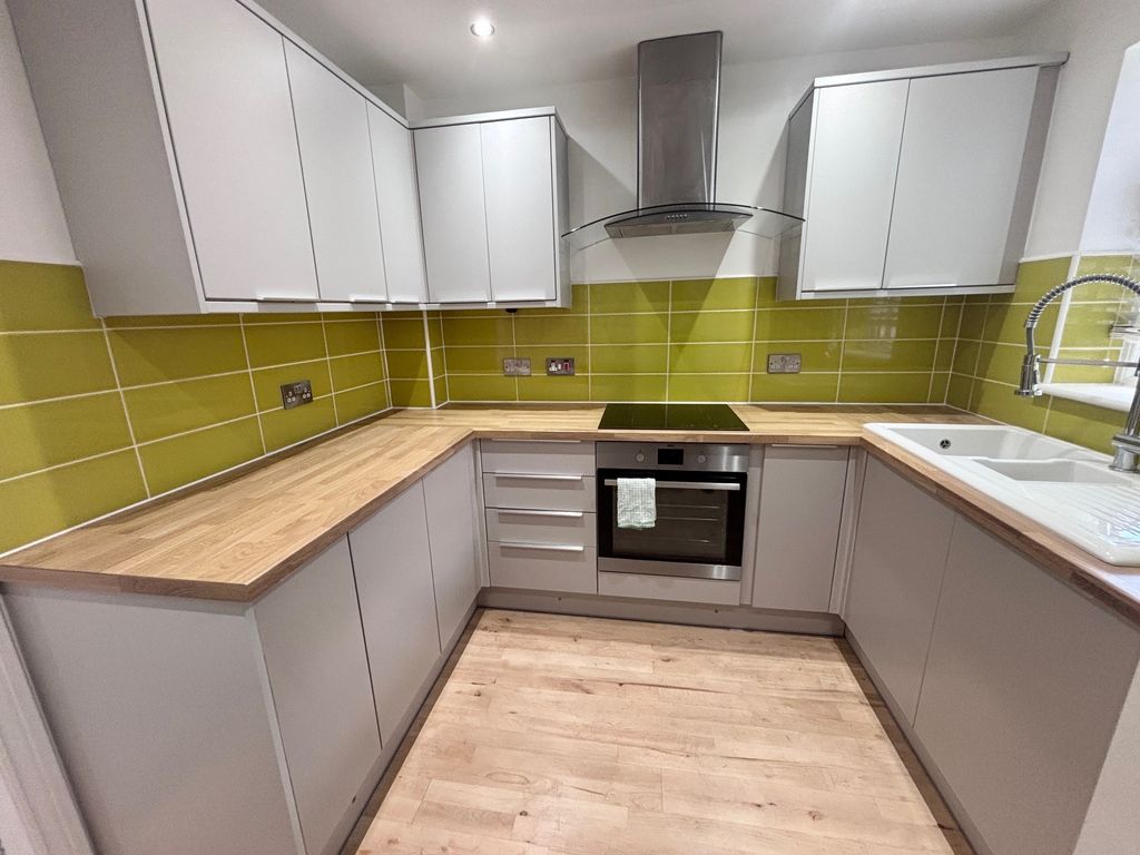 Property photo 2 of 11 Kitchen