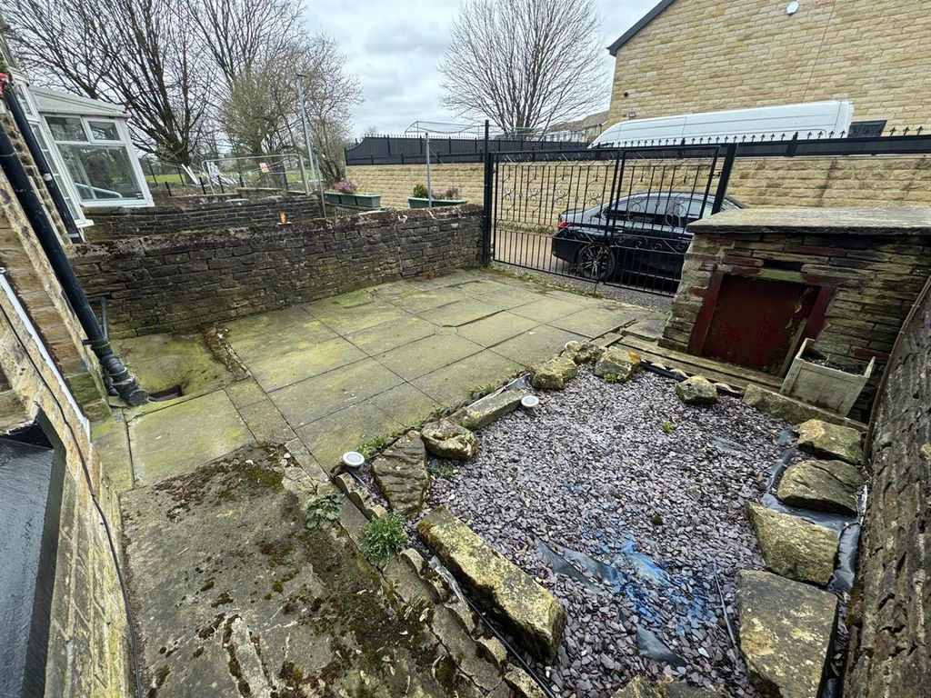 Property photo 2 of 11 Front Yard/Driveway