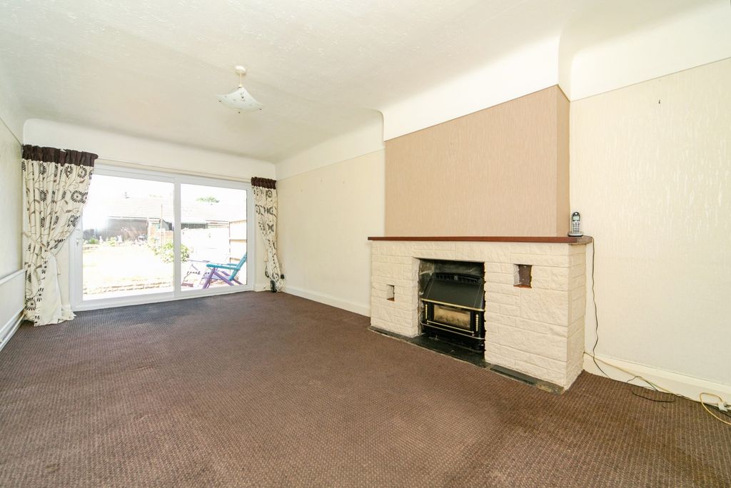 Property photo 3 of 17 Dining Room