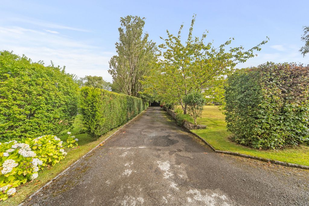 Property photo 2 of 39