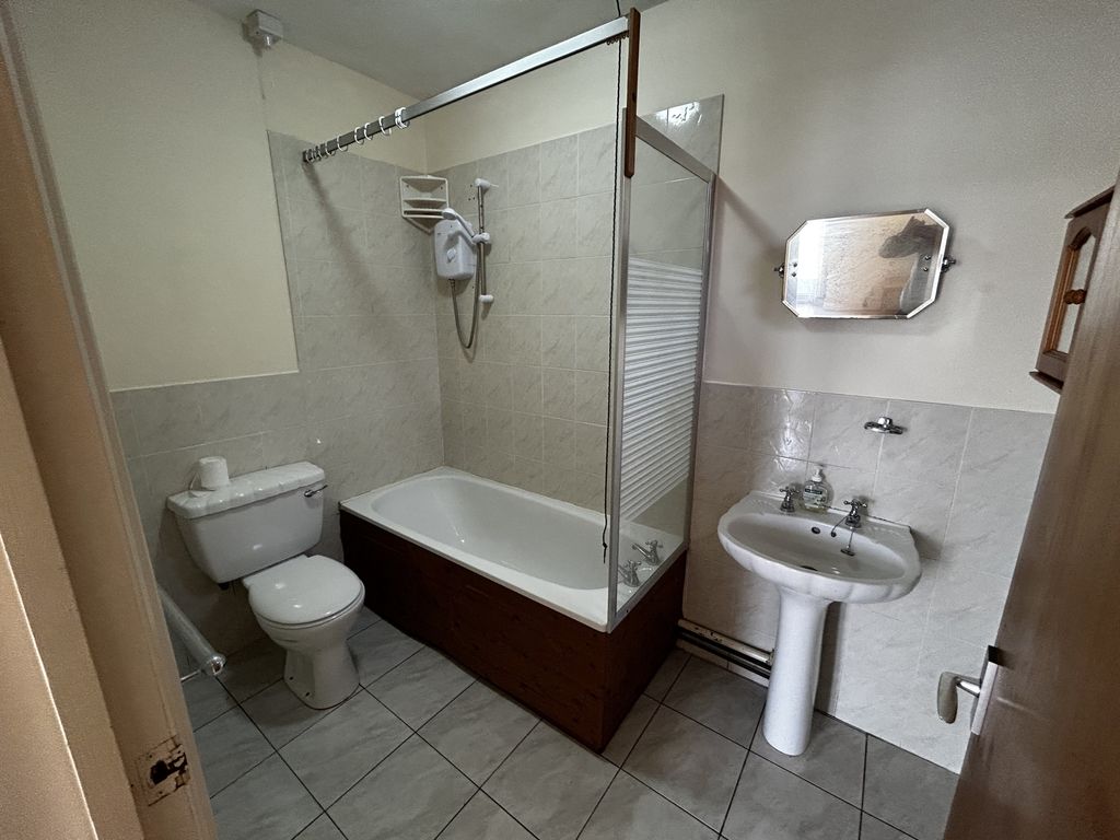 Property photo 3 of 8 Bathroom