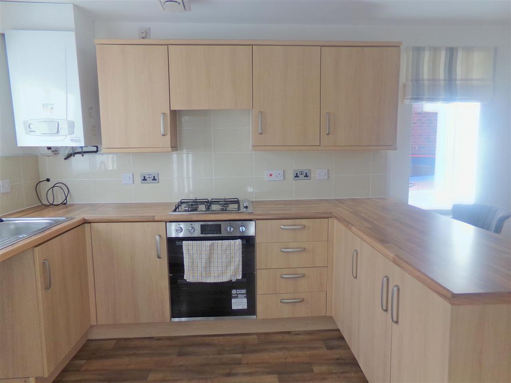 Property photo 3 of 14 Kitchen