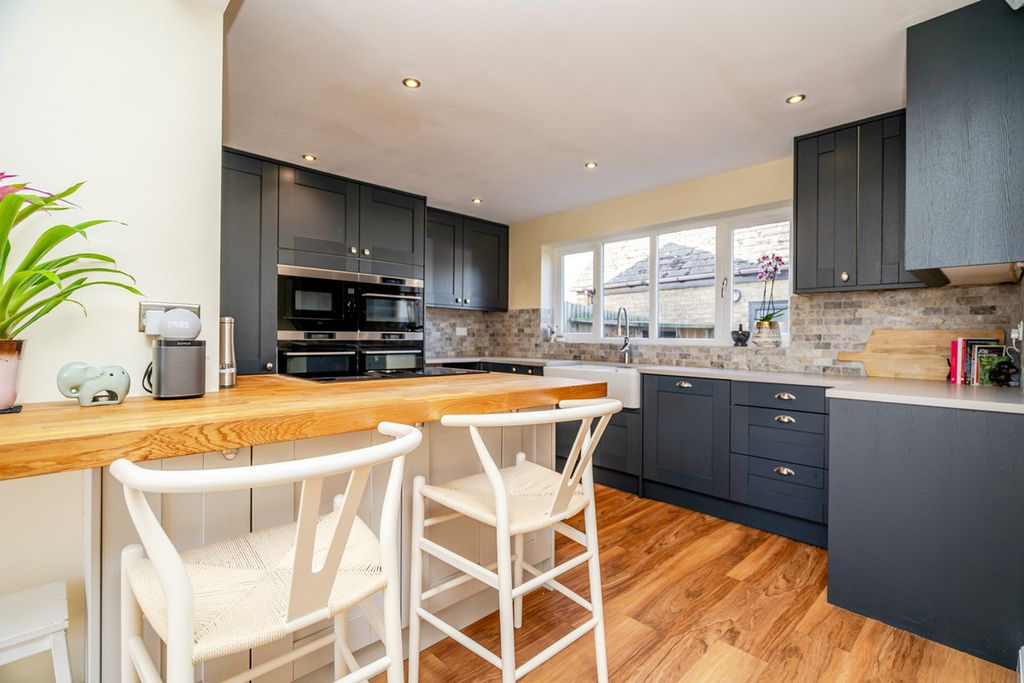 Property photo 2 of 42