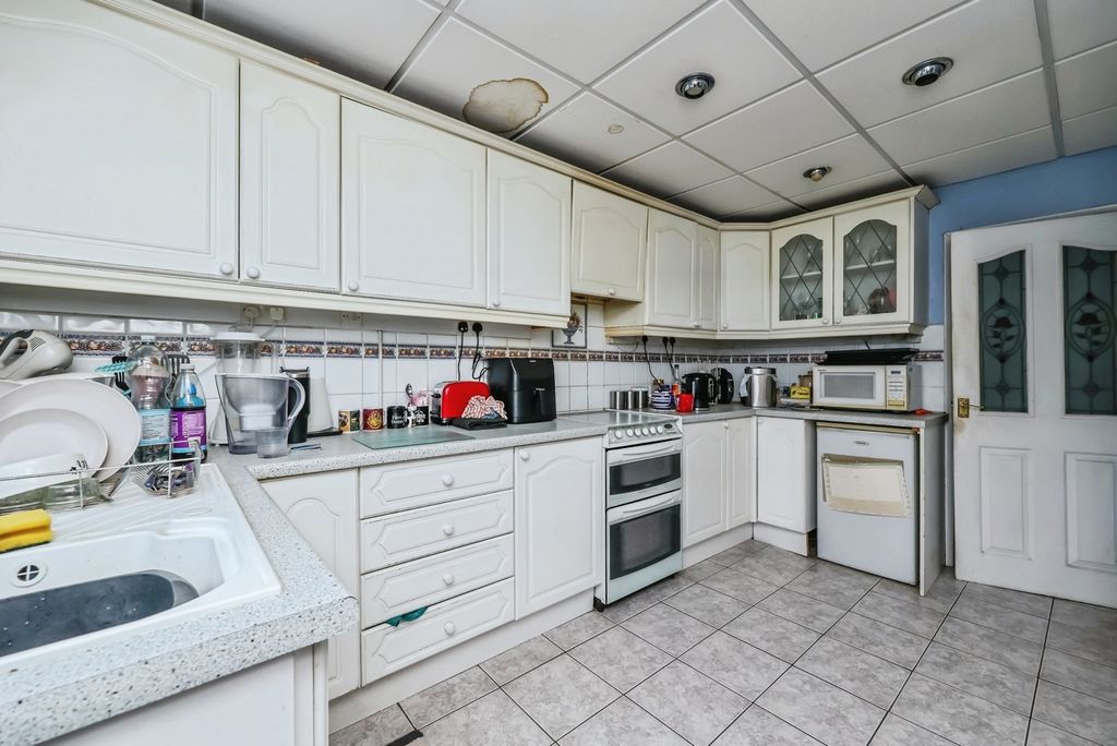 Property photo 2 of 15 Fitted Kitchen