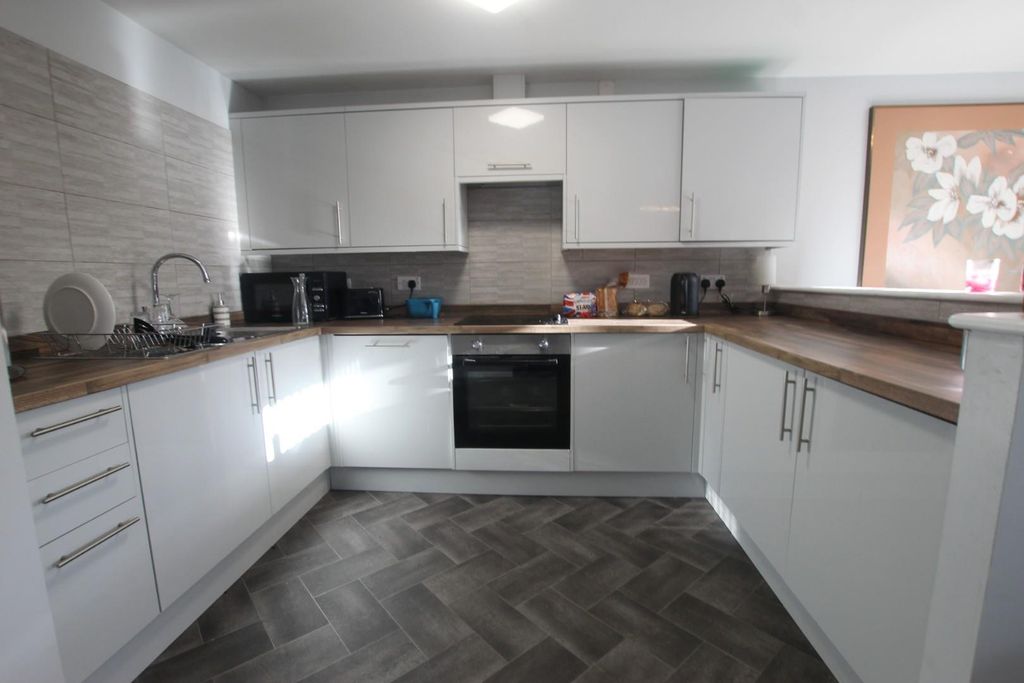 Property photo 3 of 10 Kitchen
