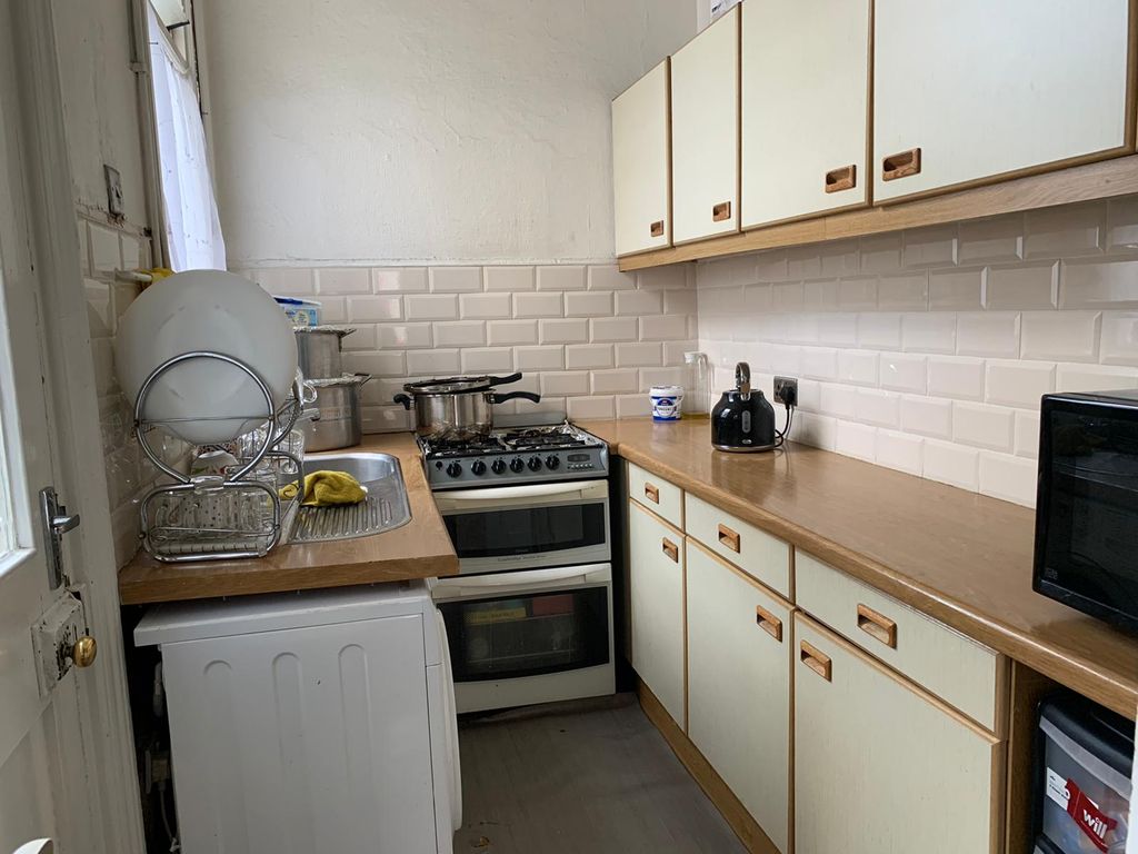 Property photo 1 of 11 Four To Five Bedroom House In Ilford- Â£3000 Pcm