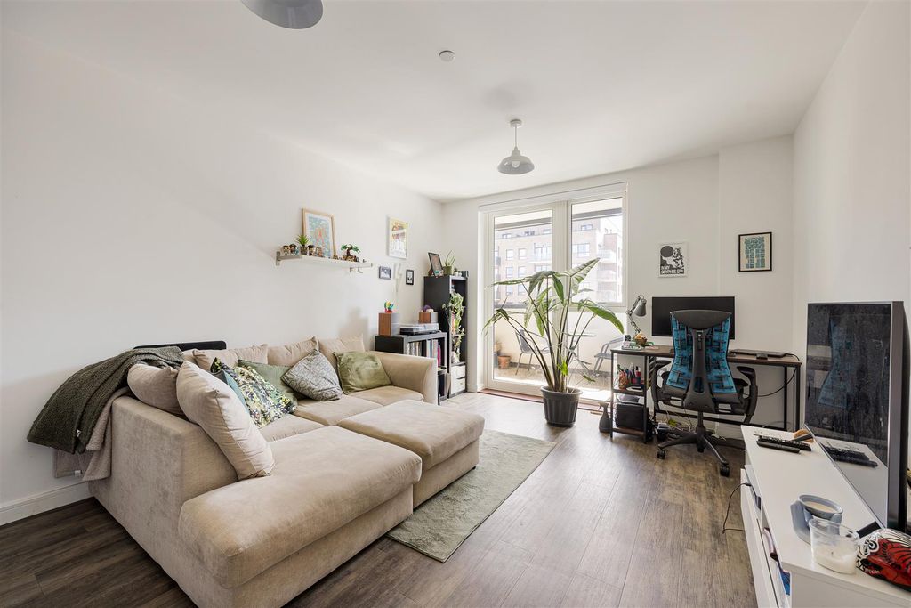 Property photo 2 of 16 Clarkson Crescent, E17