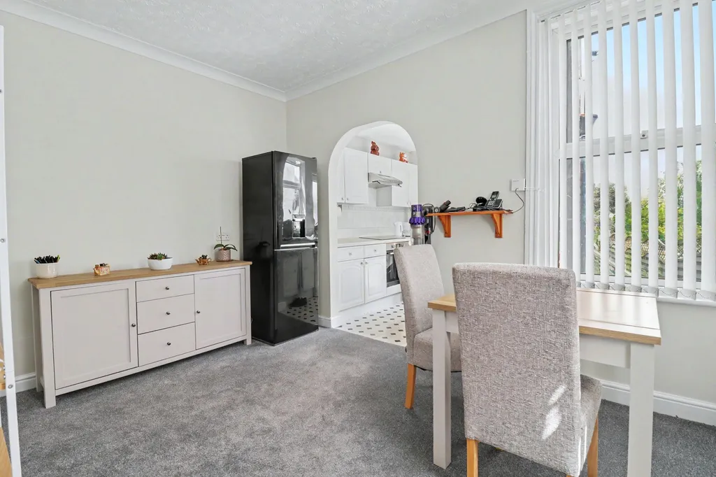 House in Eastleigh, Netley Hill, Hedge End - More