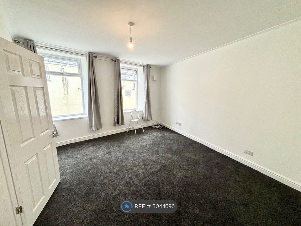 Property photo 2 of 6 Living Room