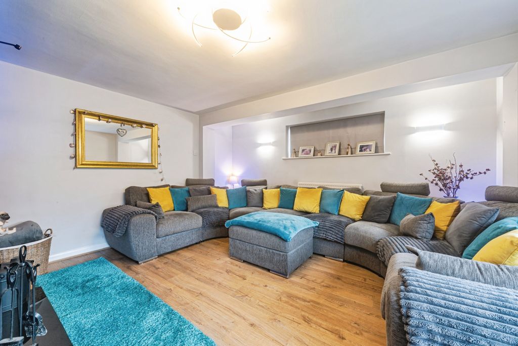 Property photo 2 of 34 Lounge