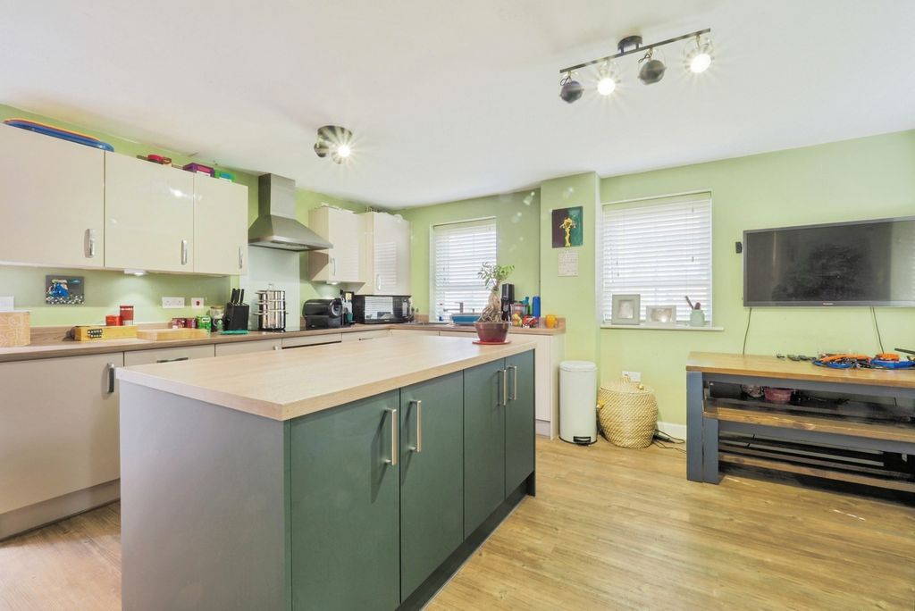 Property photo 3 of 17 Kitchen