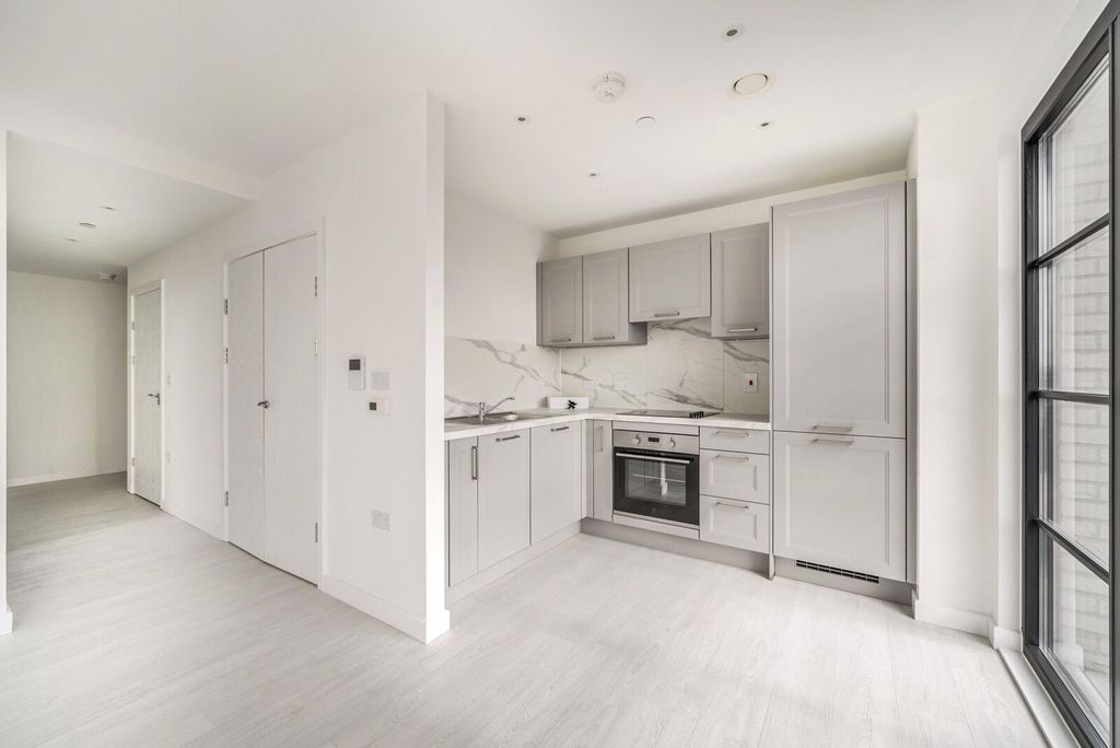 Property photo 1 of 11 Kitchen