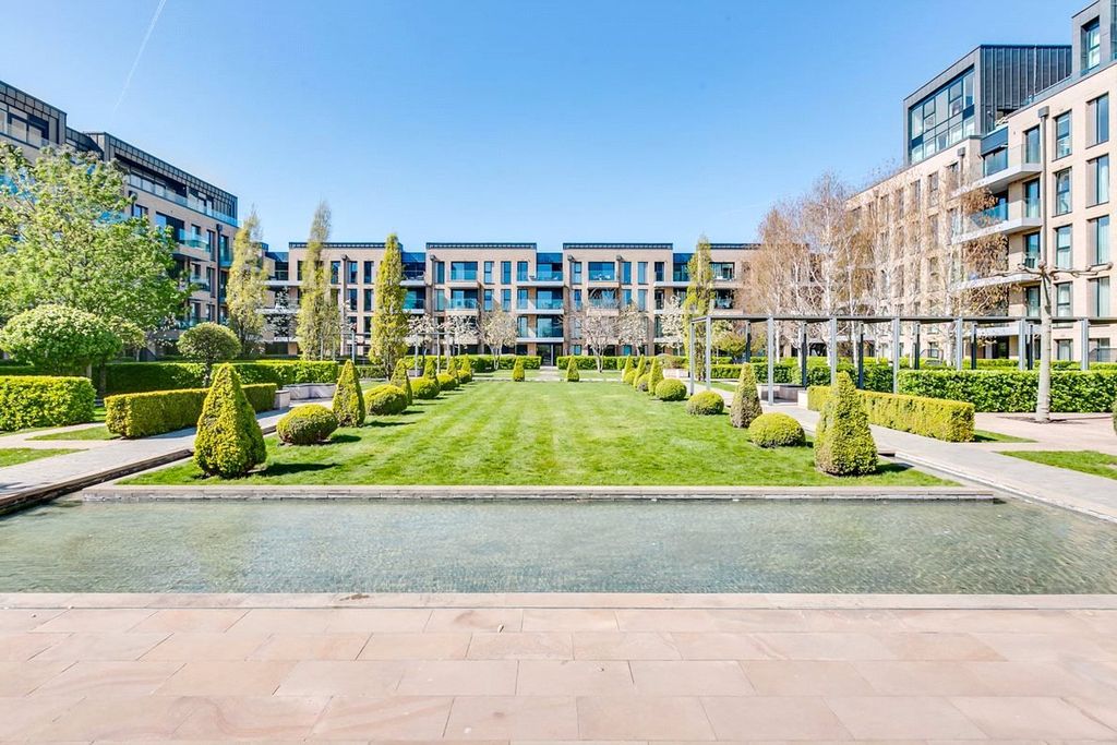Property photo 3 of 16 Communal Gardens