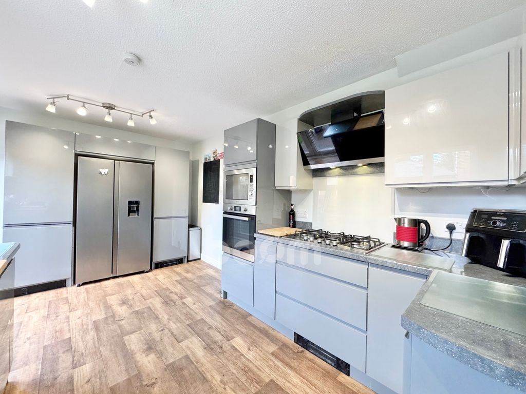 Property photo 2 of 27 St.Annes Wynd, Erskine Kitchen