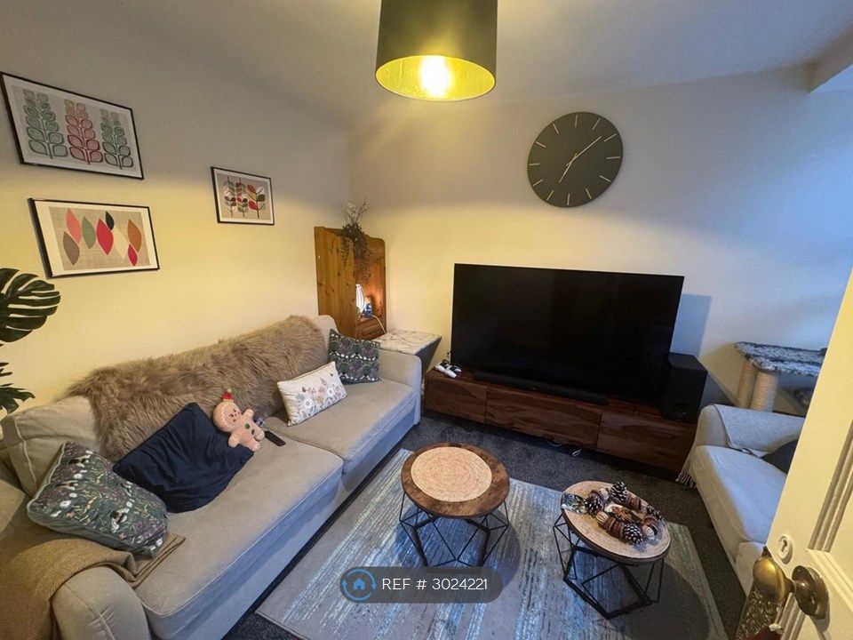 Property photo 2 of 14 Lounge - Furnished