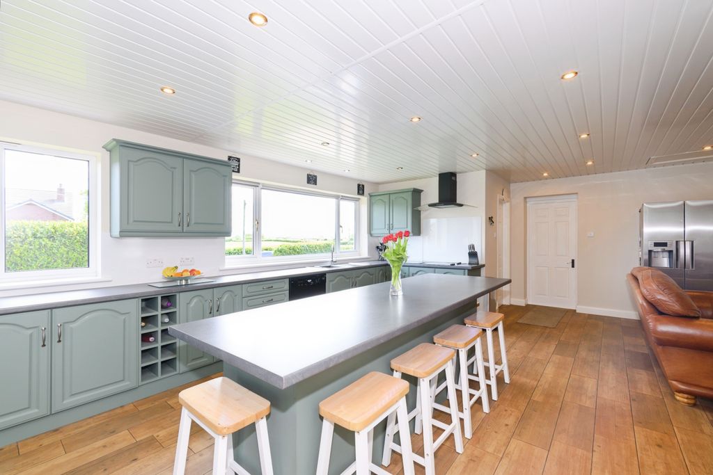 Property photo 2 of 12 Kitchen/Dining