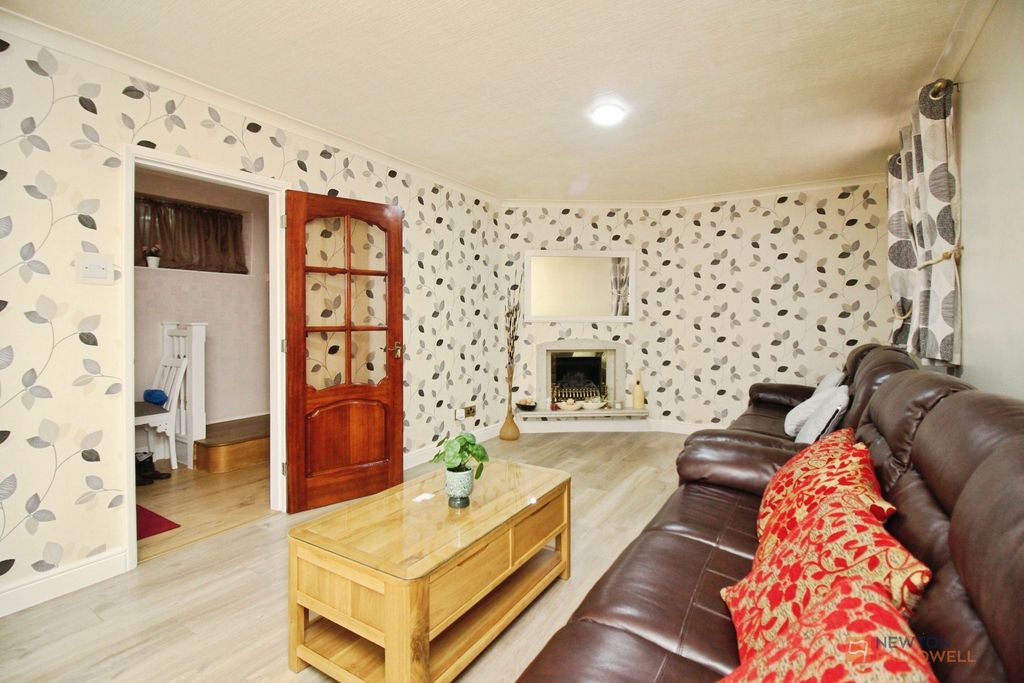 Property photo 2 of 27