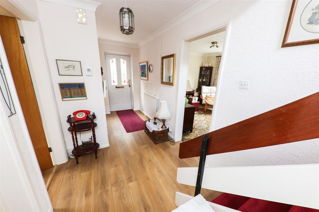 Property photo 2 of 18 Entrance Hall