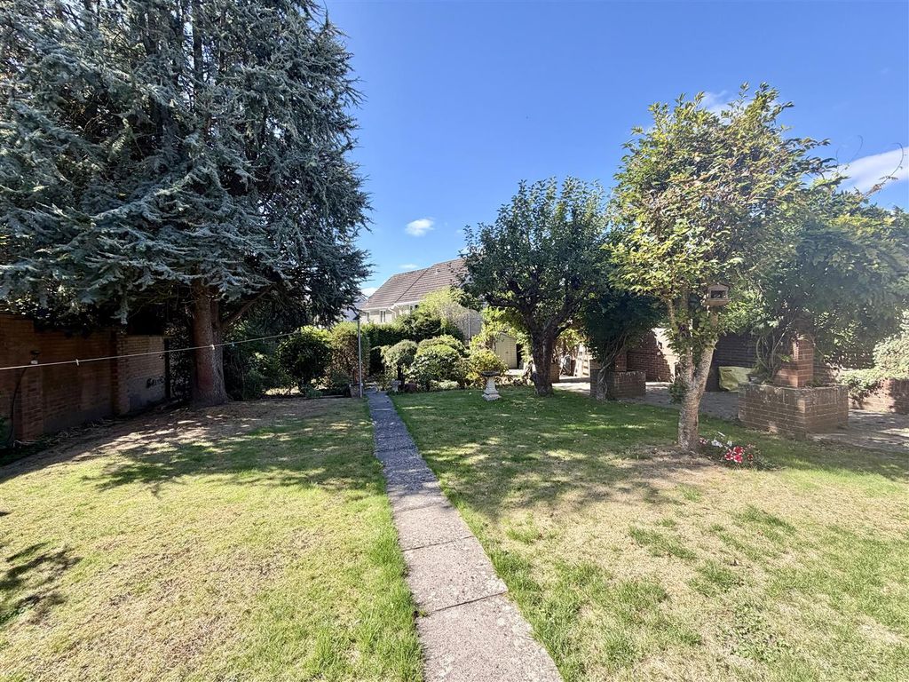 Property photo 2 of 14 Gardens