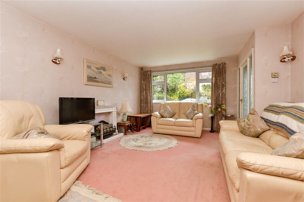 Property photo 3 of 14 Lounge