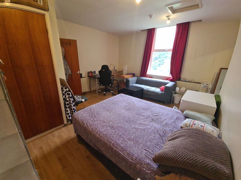 Property photo 2 of 4 Bright, Well-Appointed Double Bedroom With Two Bed...