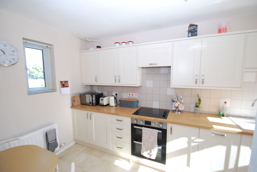 Property photo 3 of 12 Kitchen