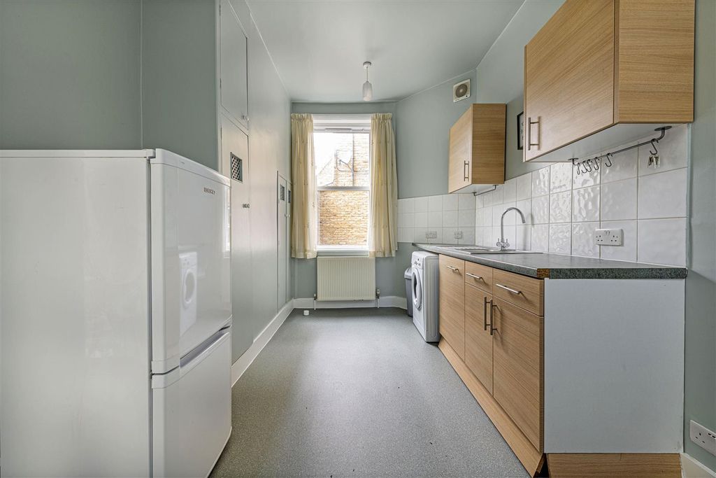 Property photo 3 of 9 4 Warwick Mans Kit 1.Jpg