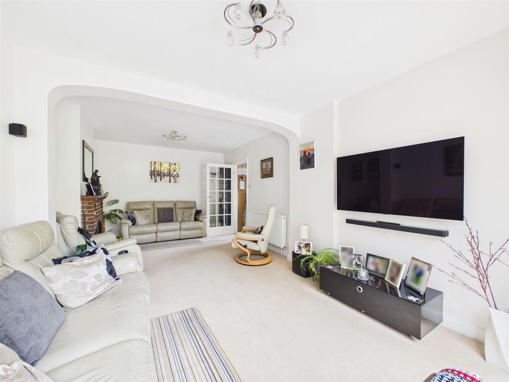 Property photo 3 of 25 Cam02885G0-Pr0560-Still010.Jpg