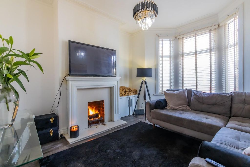 Property photo 3 of 23 Lounge