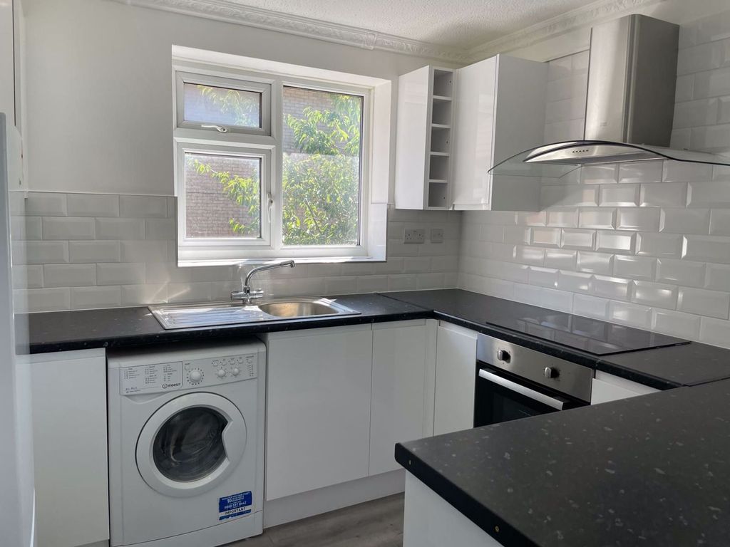 Property photo 3 of 6 Kitchen