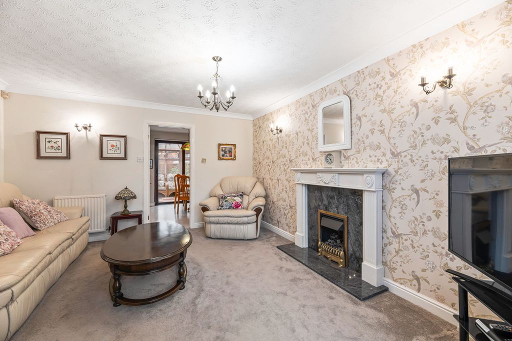 Property photo 2 of 16 Lounge