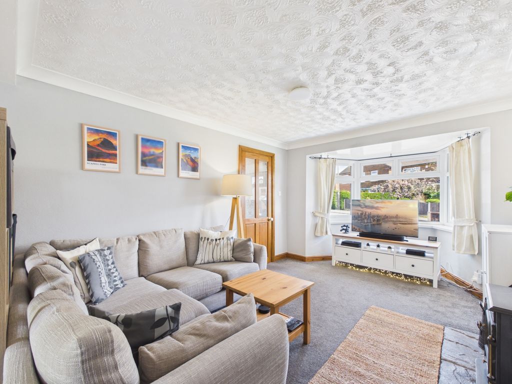 Property photo 3 of 19 Lounge