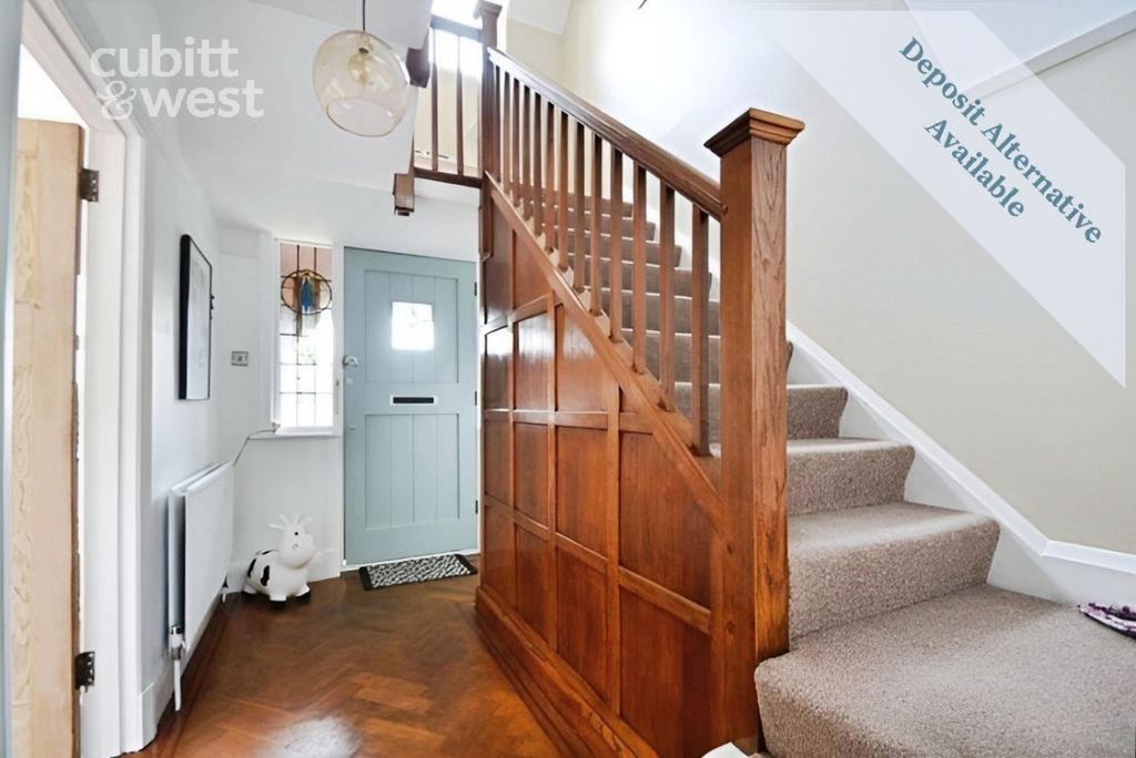 Property photo 3 of 20 Entrance Hallway