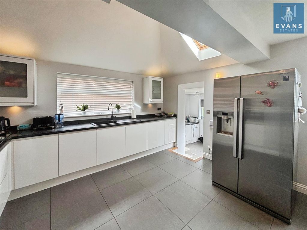 Property photo 3 of 31 Kitchen