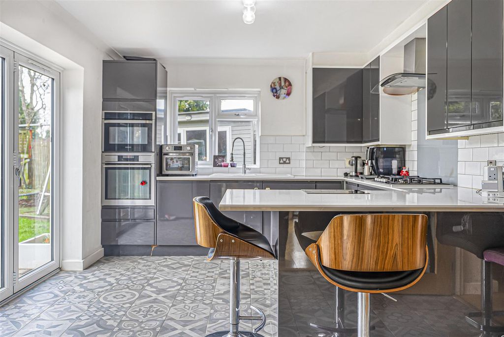 Property photo 3 of 36 36_71502.Jpg