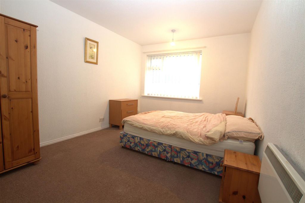 Property photo 3 of 11 Bedroom 1.Jpg