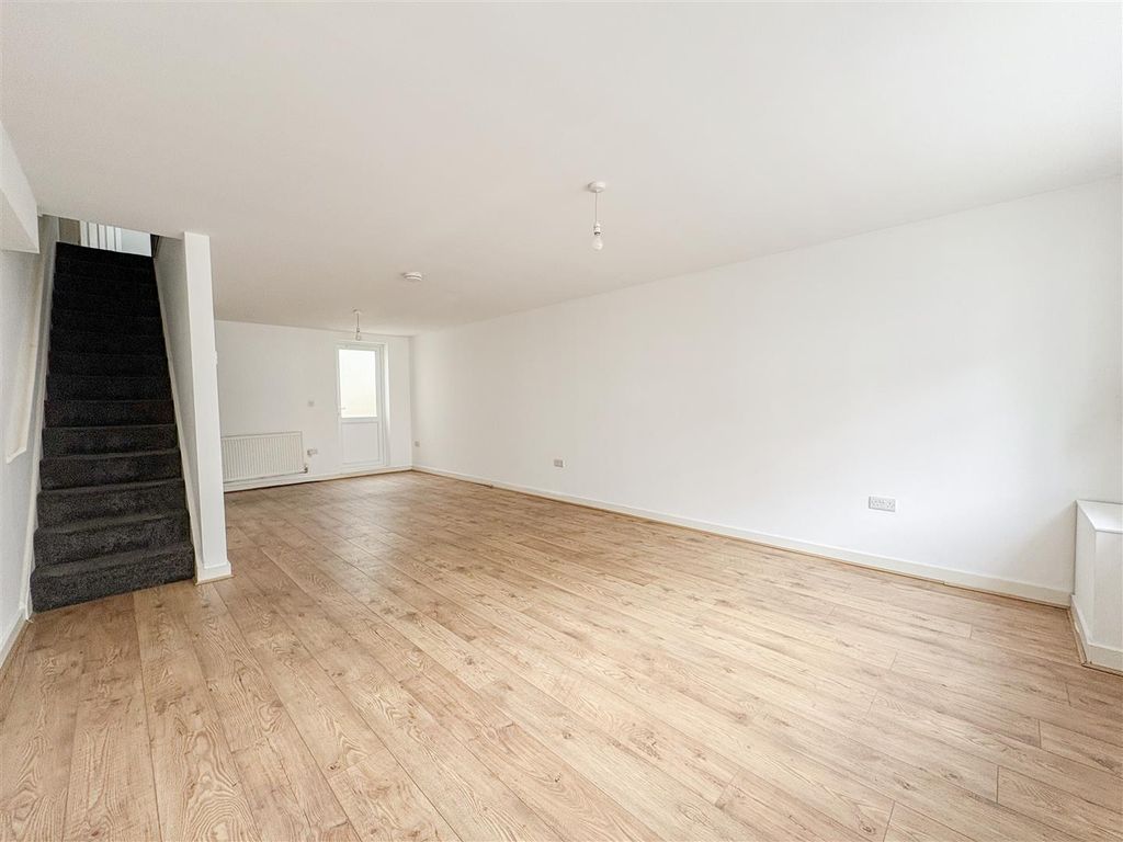 Property photo 2 of 28