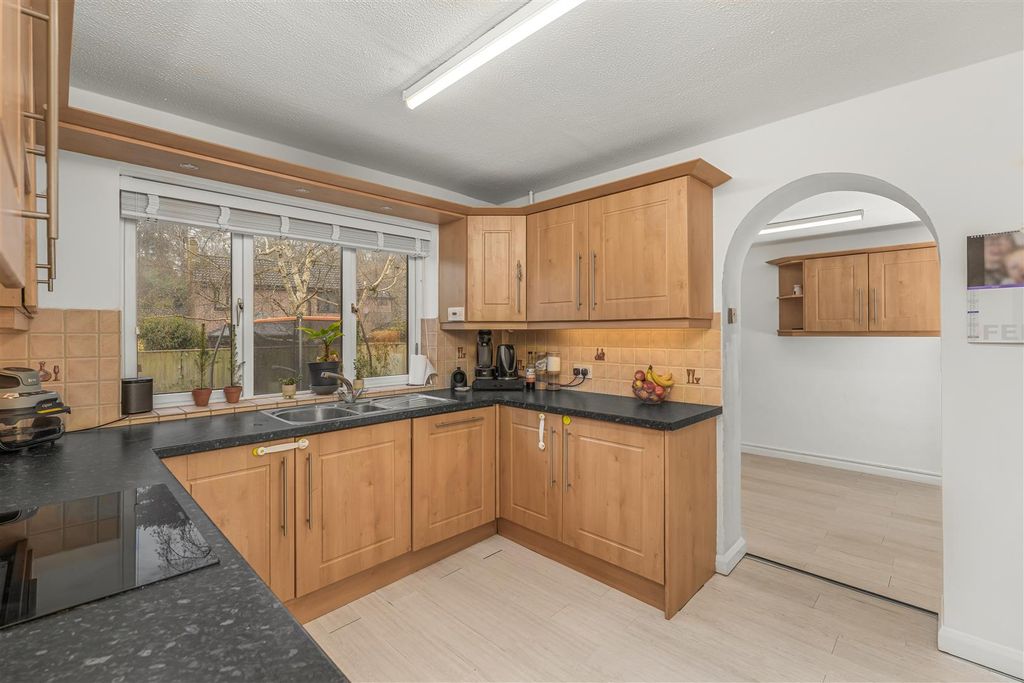 Property photo 3 of 17 57 Foscote Rise, Banbury-8.Jpg