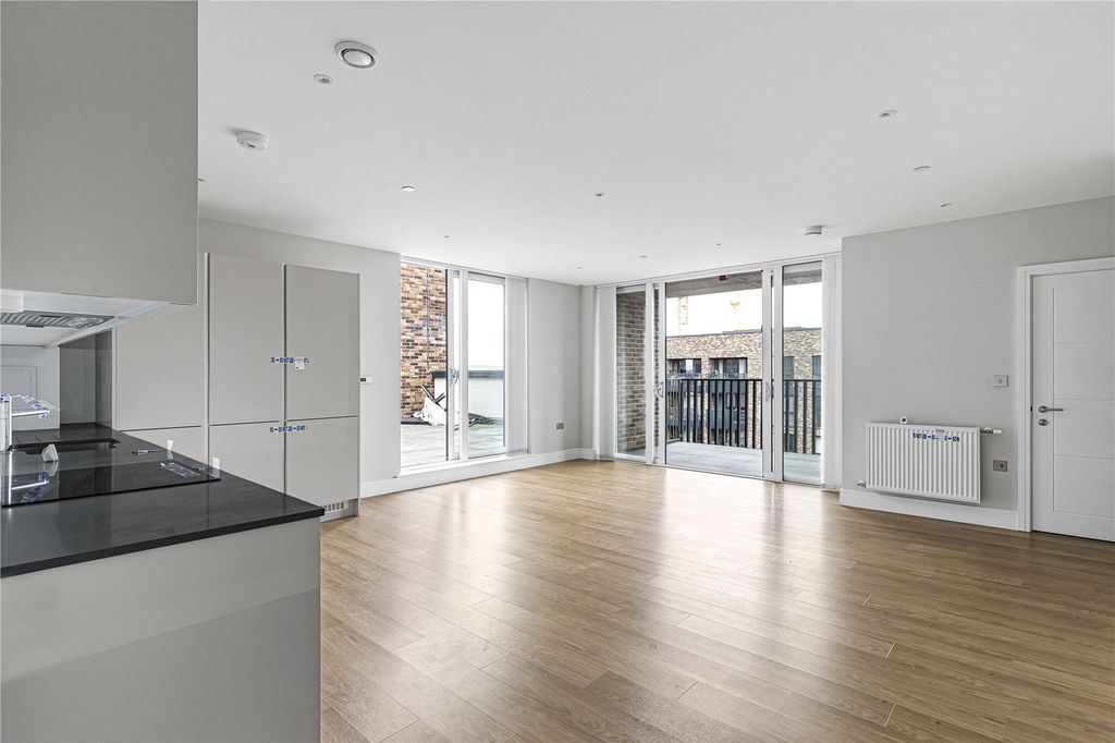 Property photo 2 of 21 Reception/Kitchen