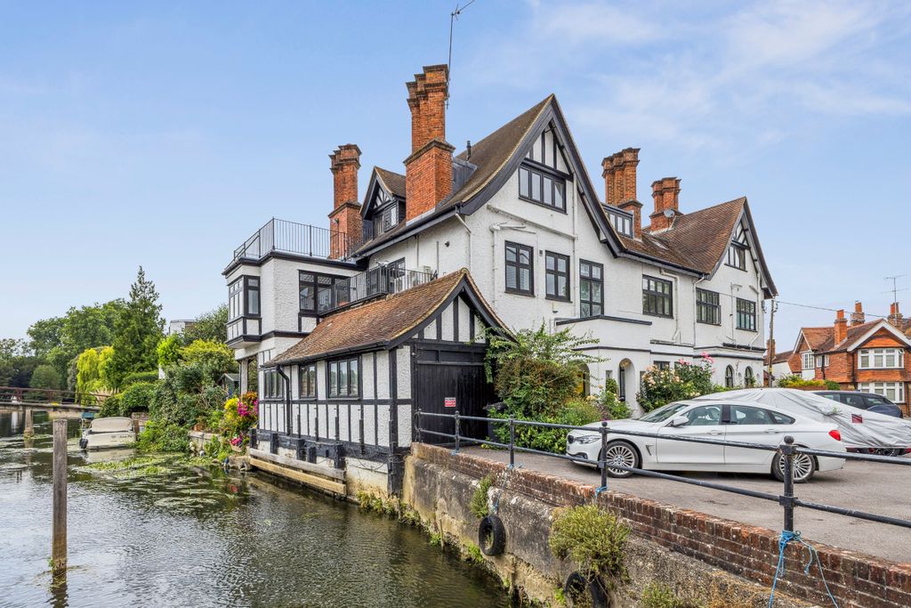 Property photo 1 of 12 Flat 3, Three Gables, Mill Road, Marlow, Buckinghamshire, Sl7 1Qb