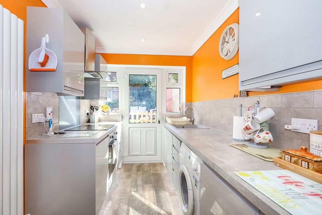 Property photo 3 of 8 Modern Kitchen