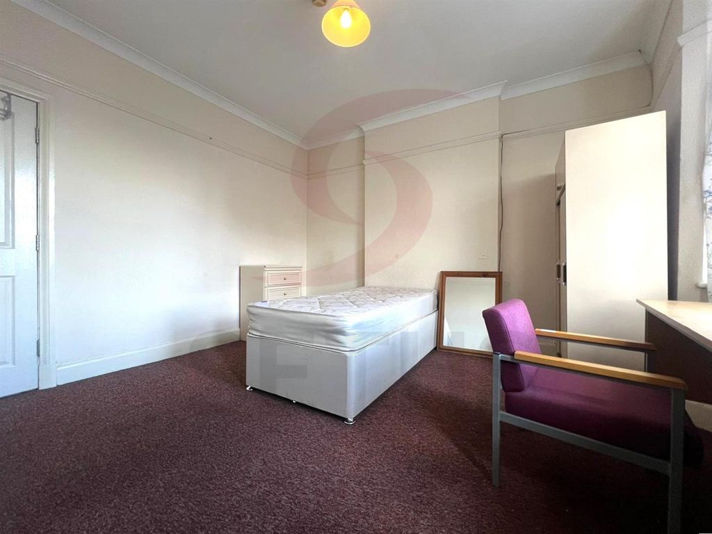 Property photo 2 of 5 Bedroom