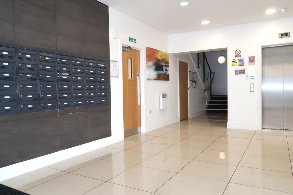 Property photo 2 of 15 Communal Entrance