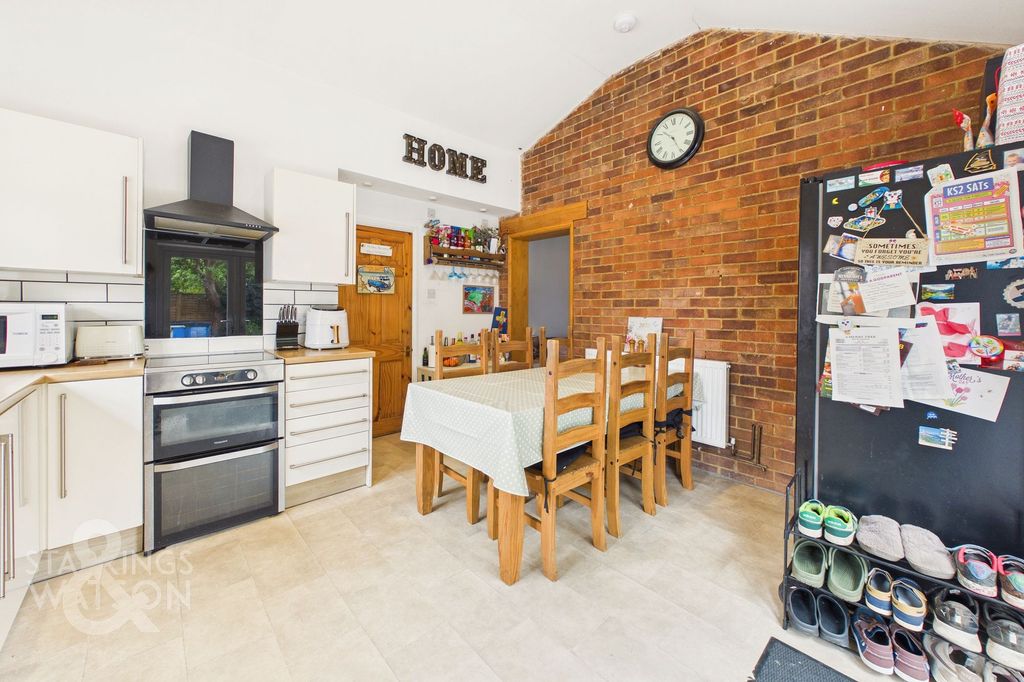 Property photo 2 of 23