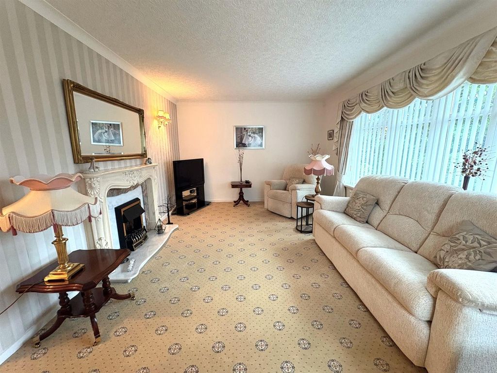 Property photo 2 of 18 Lounge