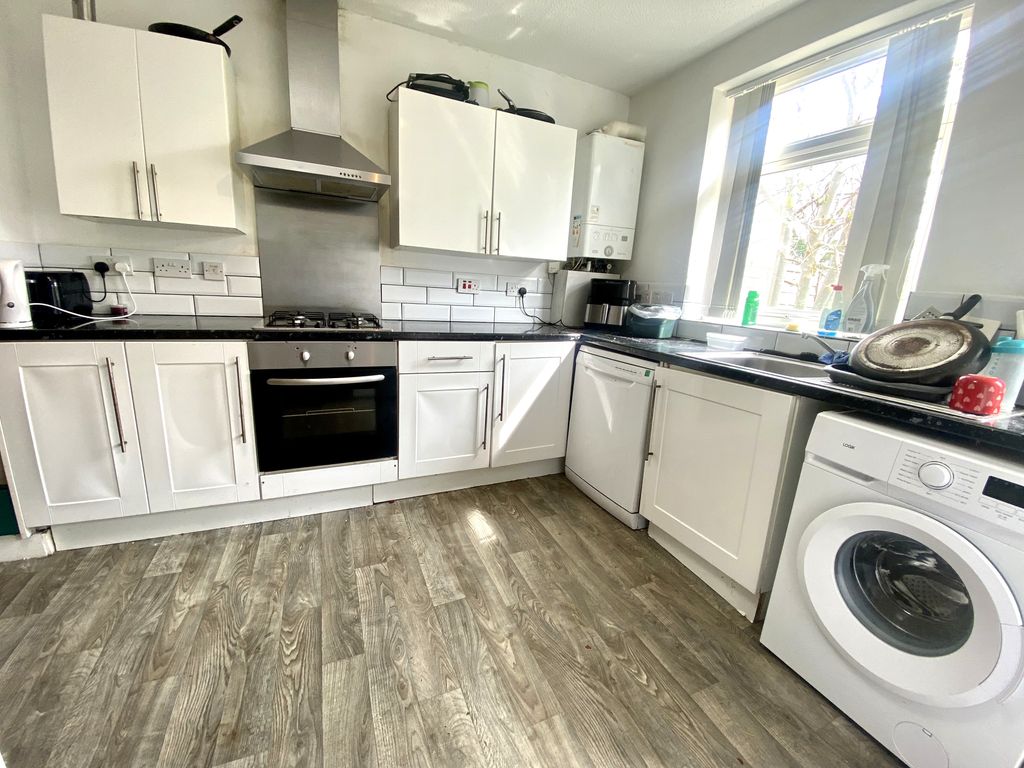 Property photo 3 of 17 Kitchen